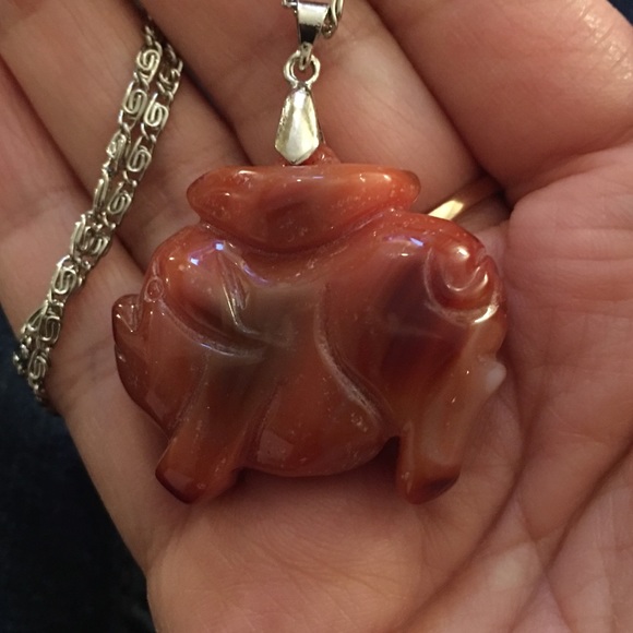Carnelian agate Chinese zodiac “year of the pig” pendant - Picture 6 of 7